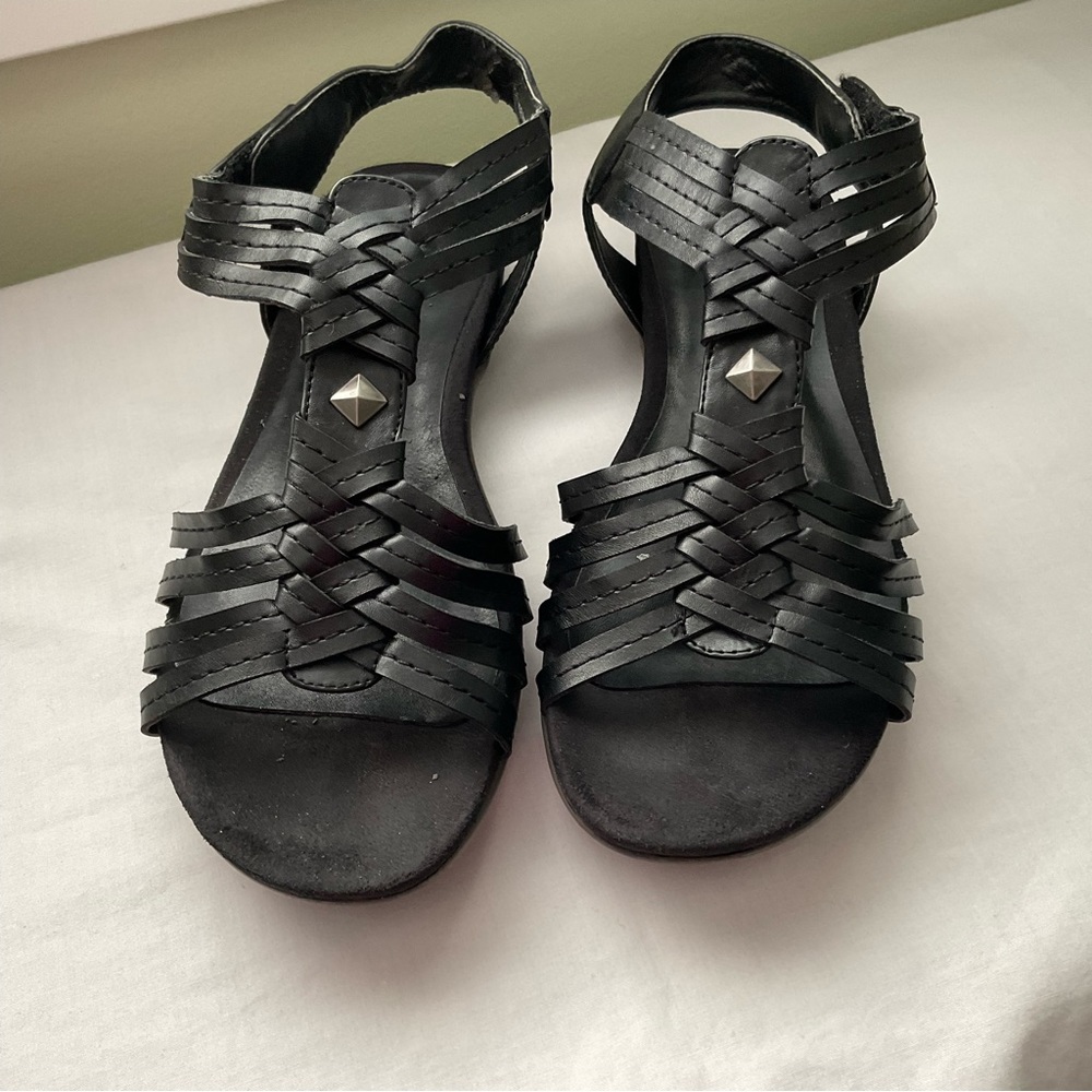 DENVER HAYE, BLACK BARETRAP STYLE FAUX LEATHER  SANDALS